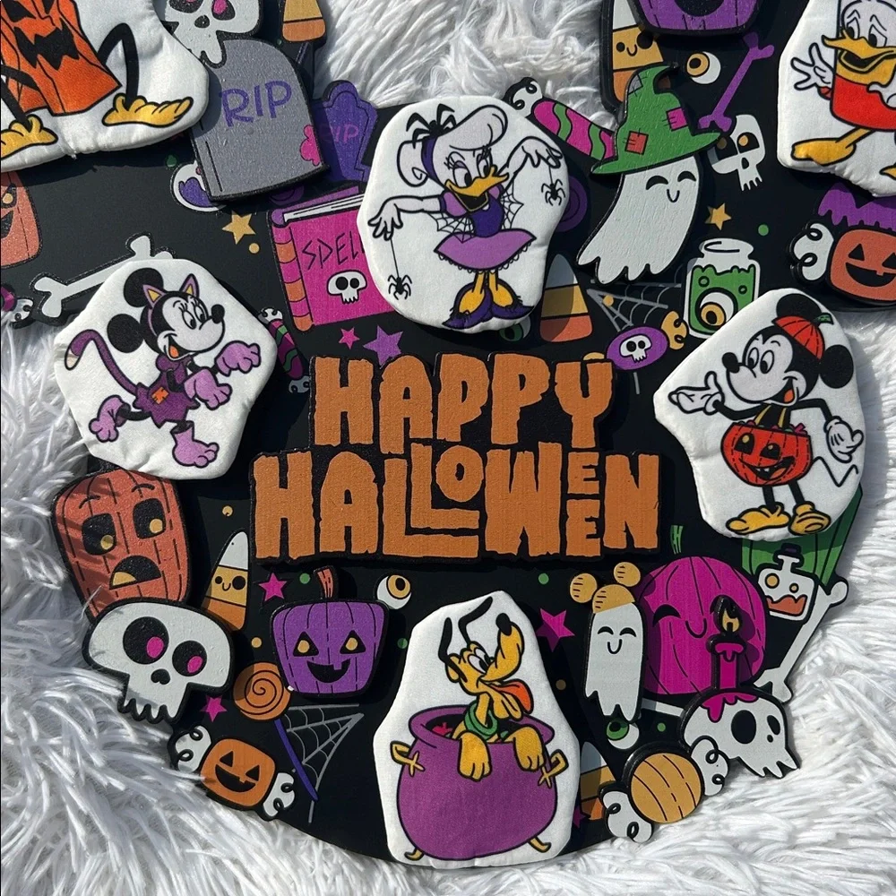 Disney Parks 2022 Mickey Mouse and Friends ''Happy Halloween” Door Wreath NEW